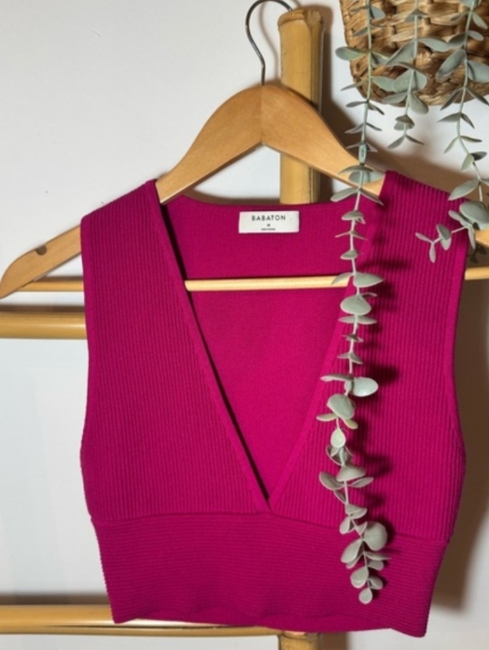 Babaton Knit Deep-V Crop Top - Fuschia Pink Size M